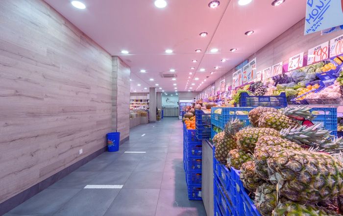Interior del negocio Frutas Tardáguila