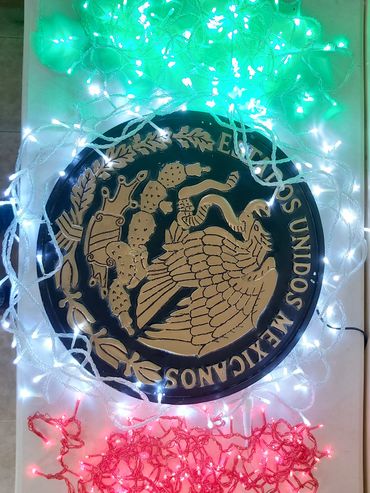 Escudo Nacional monocroma y policromado en fibra de vidrio.
uso rudo, resistente a la intemperie.