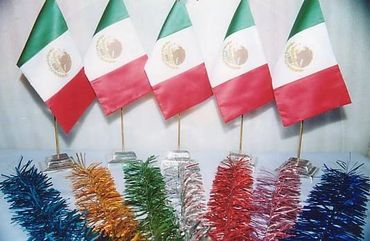 Bandera de escritorio en tela.
Escudo Nacional impreso o bordado.