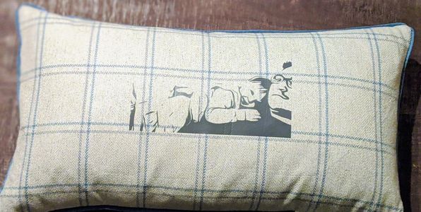 papa et son enfant sur le sofa sur un coussin