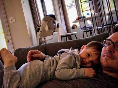 papa et son enfant sur le sofa