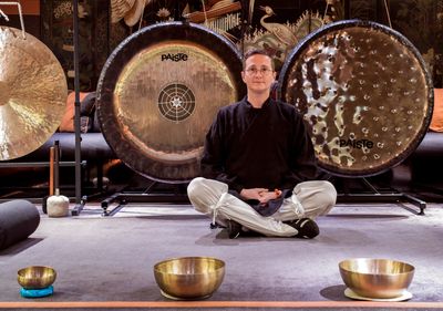 Slavomir Lakto is a sound therapist, singing bowls & ancient Hawaiian massage art of Lomi Lomi Nui