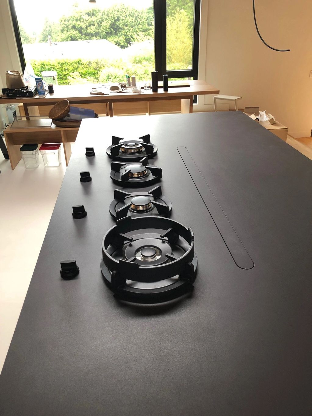 hidden downdraft, concealed downdraft, concealed vent, hidden vent, disappearing vent, disappearing