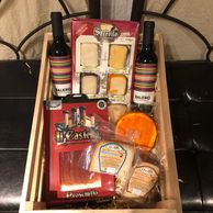 2 botellas de Vino Tinto (Cosecha Nacional) 350 ml
100 grs de Jamón Serrano Cinco Jotas
300 grs 6 q