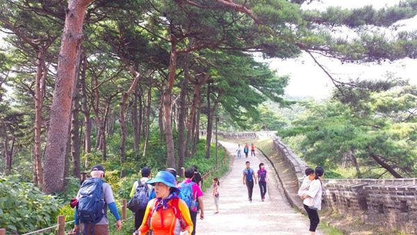 people hiking in Seoul