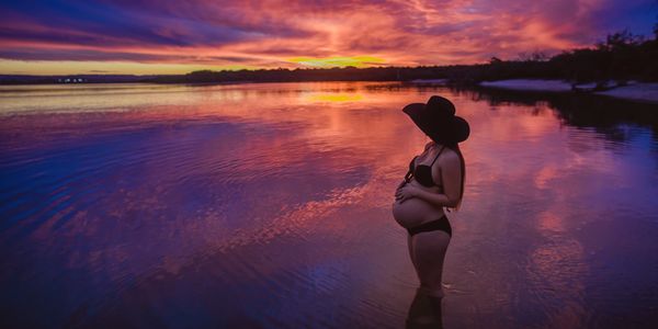 Retraite prénatale, accouchement physiologique Femme enceinte qui regarde couché de soleil