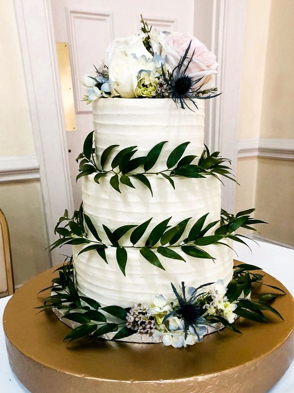 fresh flowers on wedding cake