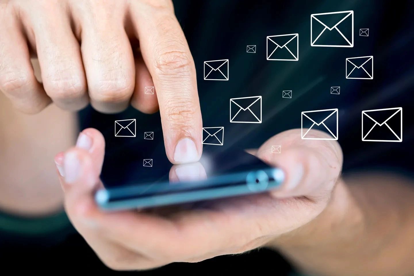 Usuario usando su celular para suscribirse