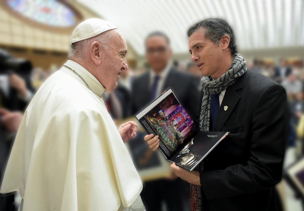 Danny Gamboa entrega libro de fotografia sacra al Papa Francisco
