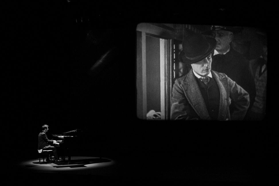 Tony Berchmans acompanha "A General", clássico de Buster Keaton, no Teatro Porto Seguro (São Paulo)