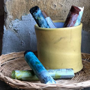 R&F pigment sticks in a pottery much.