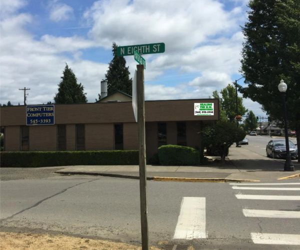 cross street of North eight street and Railroad Ave