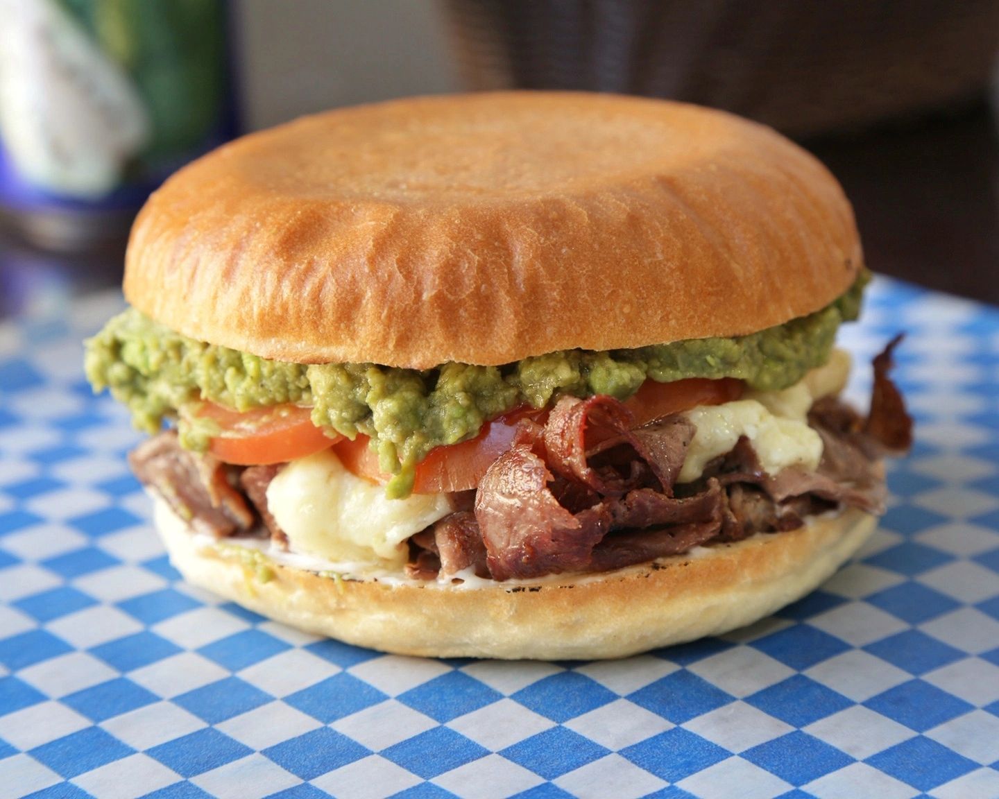 Sandwich barros luco fait avec Pain rond, avocat, mayonnaise, steak, tomate, fromage