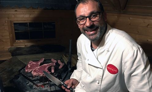 Beim Kochen mit Lorenzo Chelucci Schritt für Schritt schmackhafte Gerichte der Toskana erlernen.