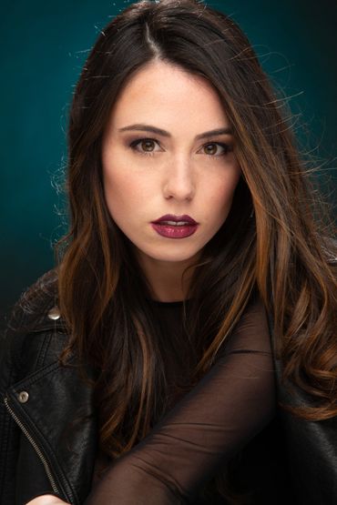 Model shot: Posing For Close-Up Portraiture in Blue studio setting 3.
Model Marissa.