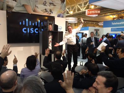 Cisco Magician at the HIMSS tradeshow performing tradeshow magic and infotainment.