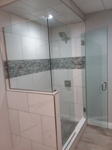 Shower door with a 90 degree clear tempered glass panel