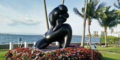 Art statue in Brickell park, transfer tours