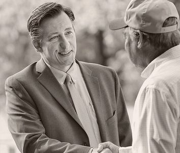 Bradd Kimes, Senior Financial Advisor in Columbia, TN shaking hands with a client.