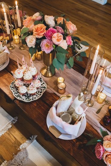 floral and cupcakes by Lola Cherie Cola
Photo b Cassie Scott Photography