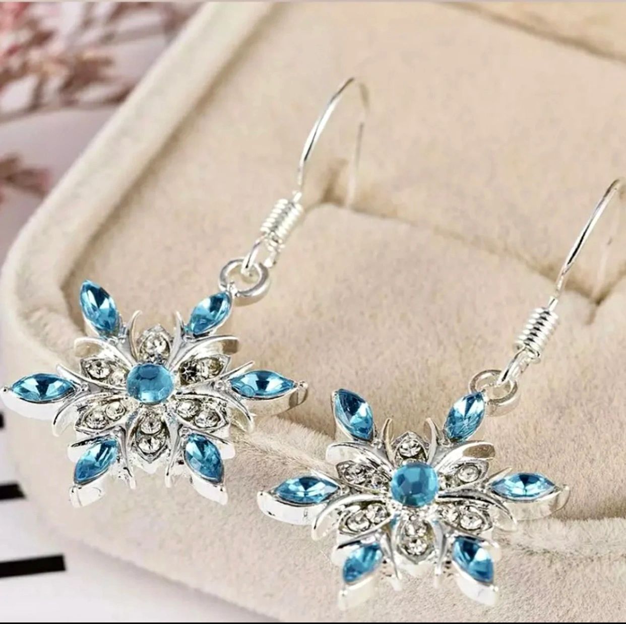 Gorgeous Crystal Rhinestone Snowflake Earrings