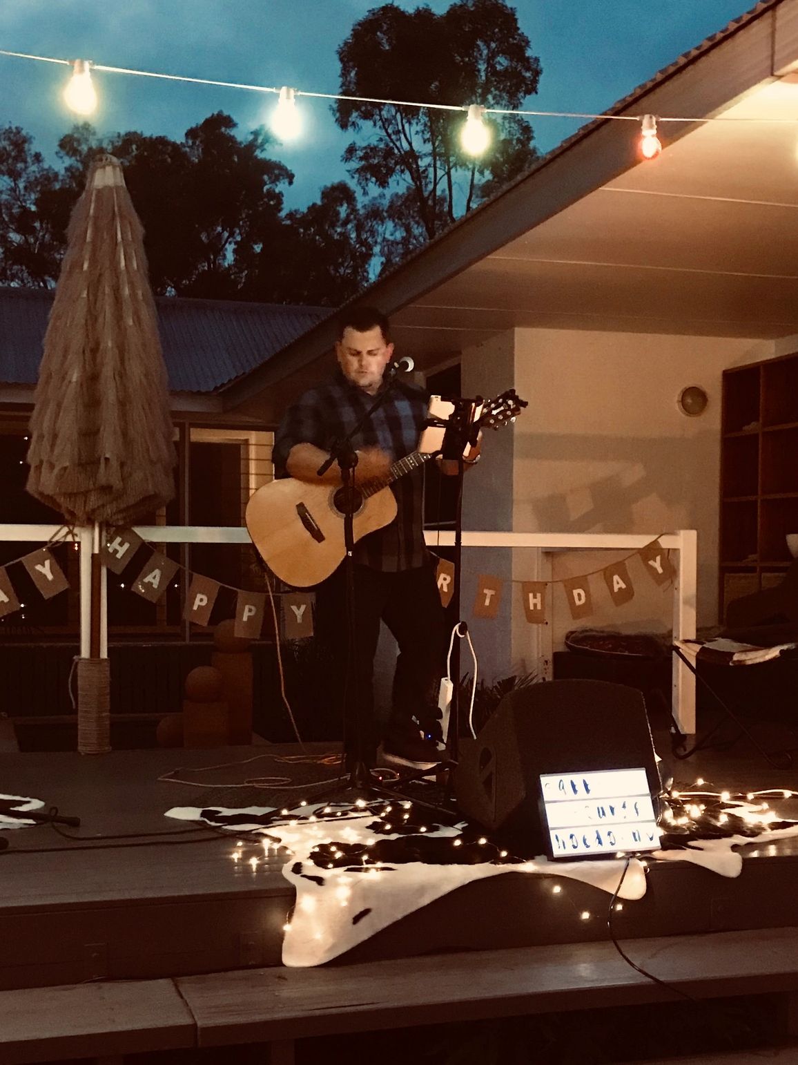 Live solo/duo acoustic musician & DJ at corporate events, parties & weddings (Brisbane & Gold Coast)