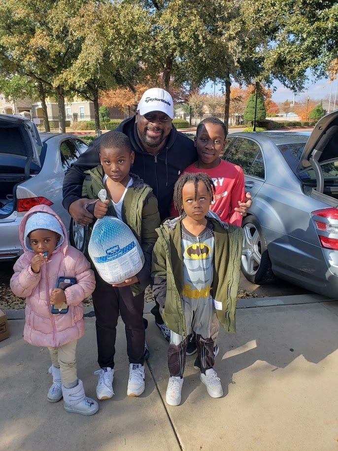 //isteam.wsimg.com/ip/bcfd54ee-db95-465a-a7cd-40110da1c630/Thanksgiving%20basket%201.jpg/:/cr=t:0%25,l:0%25,w:100%25,h:100%25/rs=w:1300,h:800