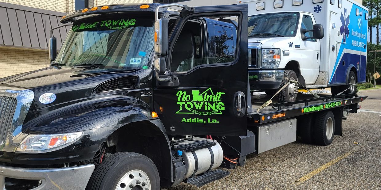 Truck providing towing services in Baton Rouge, LA