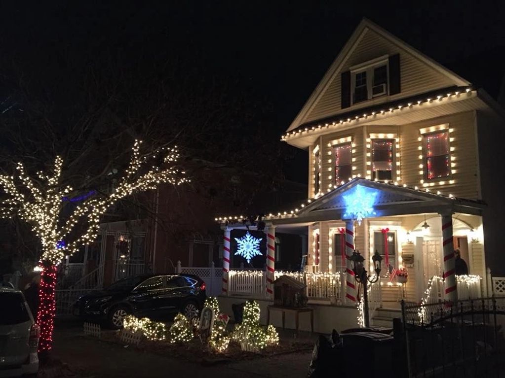 What to expect from a holiday lights company