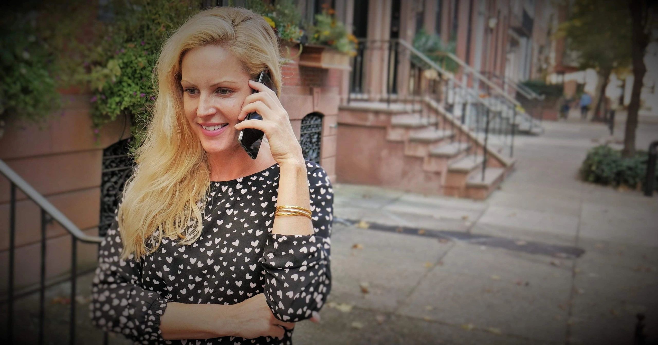 Hanne Wulp is having a consultation with a client by phone.