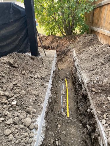 open trench with gas line exposed for underground gas line installation-www.kaitechplumbing.ca