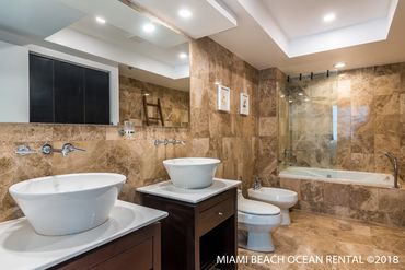 mamibeachoceanrental r5b master bedroom bathroom