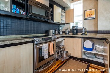 mamibeachoceanrental r5f living room kitchenette