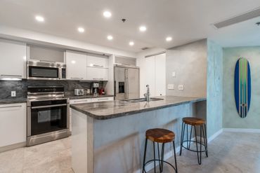 mamibeachoceanrental r5b kitchen