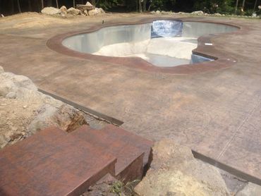 decorative concrete swimming pool deck