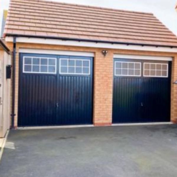 <img  src="garage door . jpg"  alt="garage door lock">