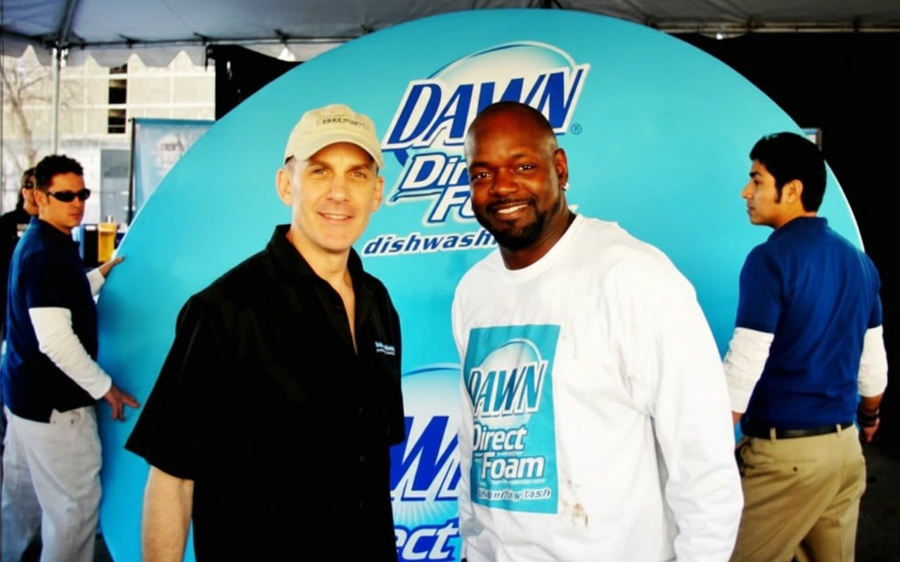 Tim Vittetoe and Emmitt Smith with the Guinness World Record largest dinner plate