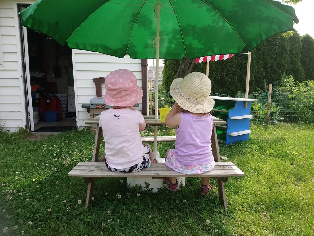 Children in the shade at the picknick table