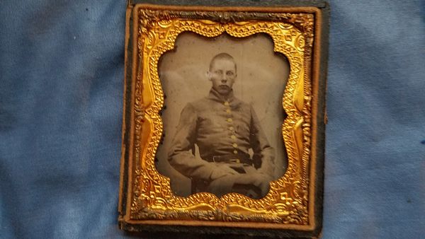 CONFEDERATE AMBROTYPE CLOSE CUT SOLDIER