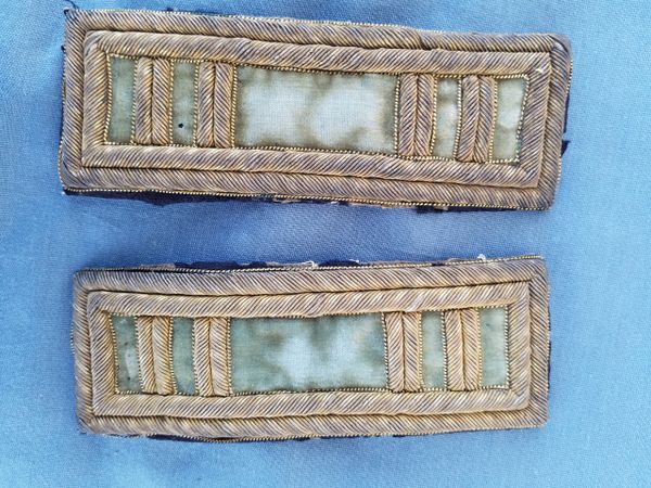 PAIR OF DOUBLE BORDER CAPTAIN SHOULDER STRAPS