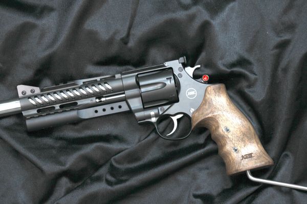 44 magnum revolver long barrel