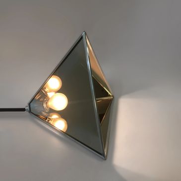 Candela original , lampara de mesa triangulo espejos