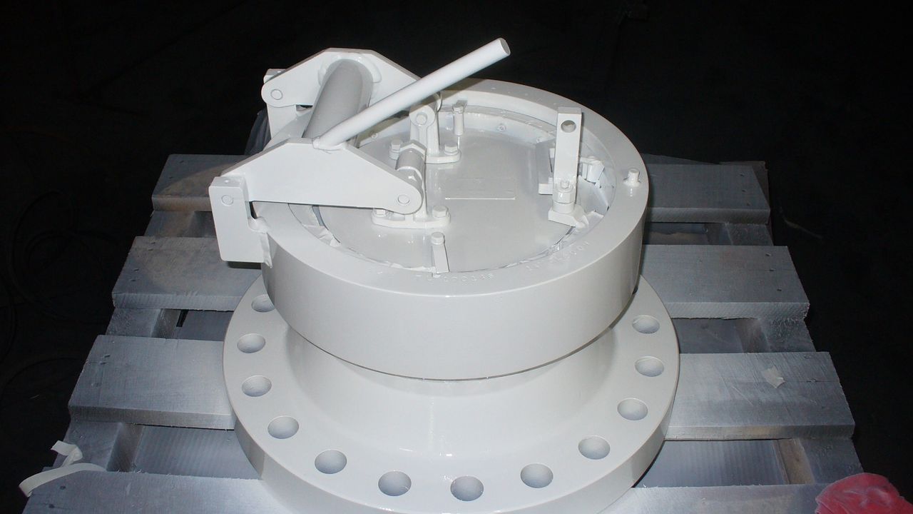 Quick Opening Closure shown with weld neck flange for easy bolt on installation. 