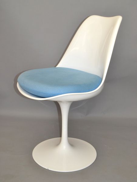 Tulip Swivel Chair in the Style of Knoll Attributed to Eero Saarinen White Blue