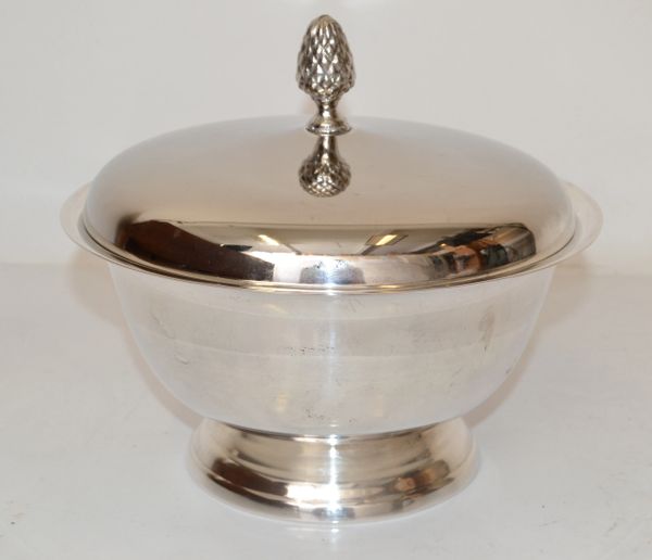 1970s Victorian Traditional Towle Silver Plated 8" Lidded Bowl Pinecone Finial