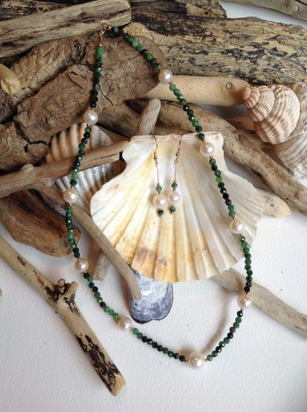 RUBY ZOISITE AND PEARL NECKLACE.