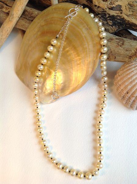 LEMON PEARL AND BLACK SPINEL NECKLACE