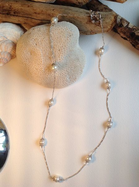 PEARL AND SILVER LONG LINE NECKLACE.
