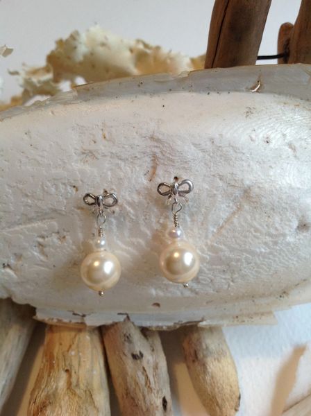 PEARL AND SILVER BOW EARRINGS.