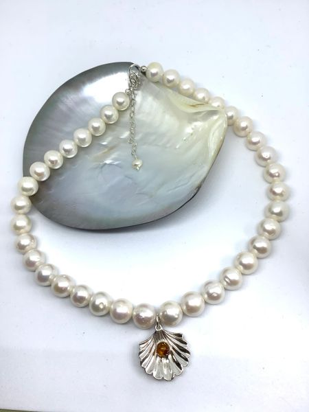 PEARL NECKLACE with AMBER IN SCALLOP SHELL